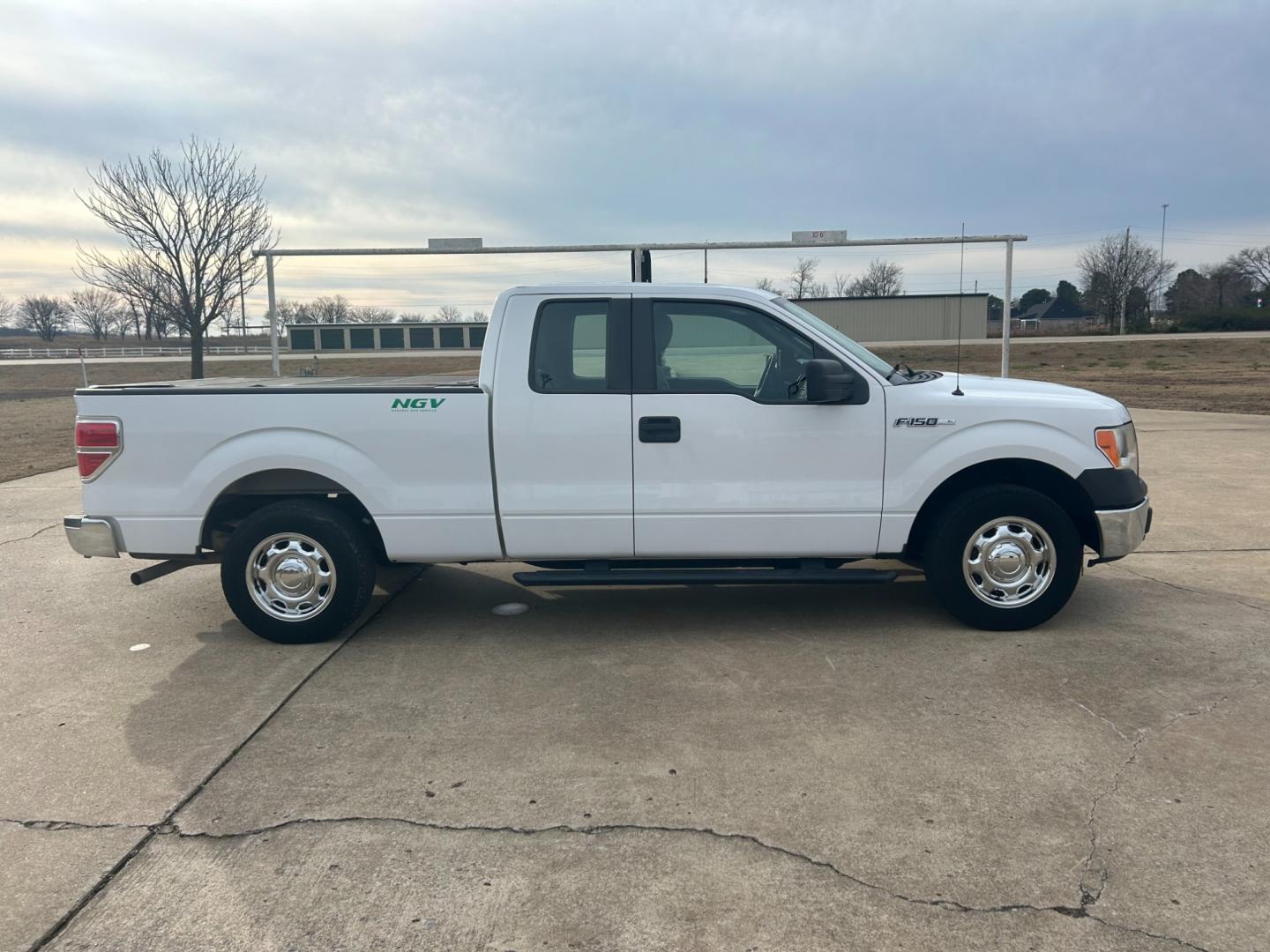 2014 White /Gray Ford F-150 (1FTEX1CM6EK) , 6-Speed Automatic transmission, located at 17760 Hwy 62, Morris, OK, 74445, (918) 733-4887, 35.609104, -95.877060 - 2014 FORD F-150 XLT SUPERCAB 6.5-ft. BED 2WD 3.8L V6 BI-FUEL (RUNS ON BOTH CNG OR GASOLINE) FEATURES POWER LOCKS, POWER WINDOWS, AM/FM STEREO, SIRIUS XM STEREO, CD PLAYER, AUXILLARY PORT, CRUISE CONTROL, TRACTION CONTROL, MULTI-FUNCTIONING STEERING WHEEL CONTROLS, BACK-UP CAMERA, BED LINER. HAS 86,7 - Photo#3